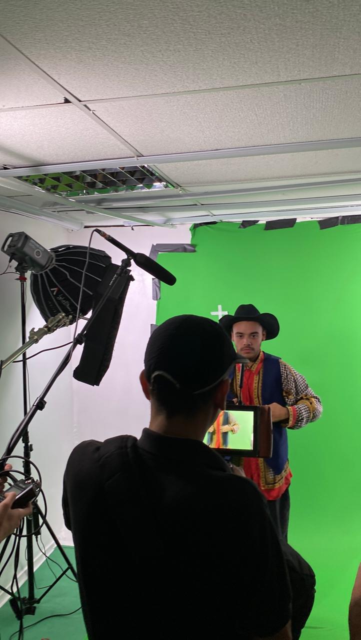 Equipe realizando gravação com chroma key no estúdio